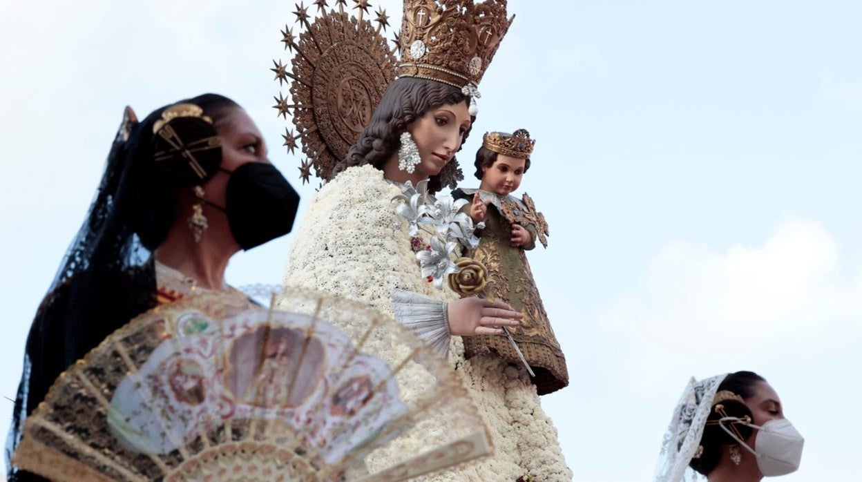 Imagen de archivo de dos falleras participando en la Ofrenda de flores durante las Fallas 2021