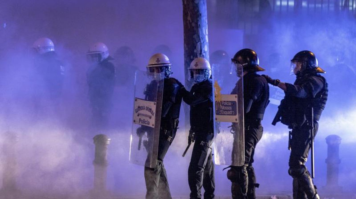 Agentes de la Guardia Urbana, durante los disturbios del viernes por la noche