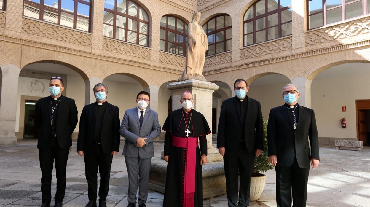 El arzobispo, en el centro, fue el encargado de presidir la apertura del nuevo curso en el Seminario