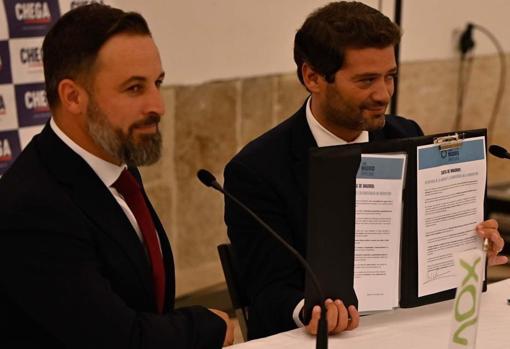 Santiago Abascal muestra junto al presidente de Chega, André Ventura, la Carta de Madrid tras su encuentro en Lisboa