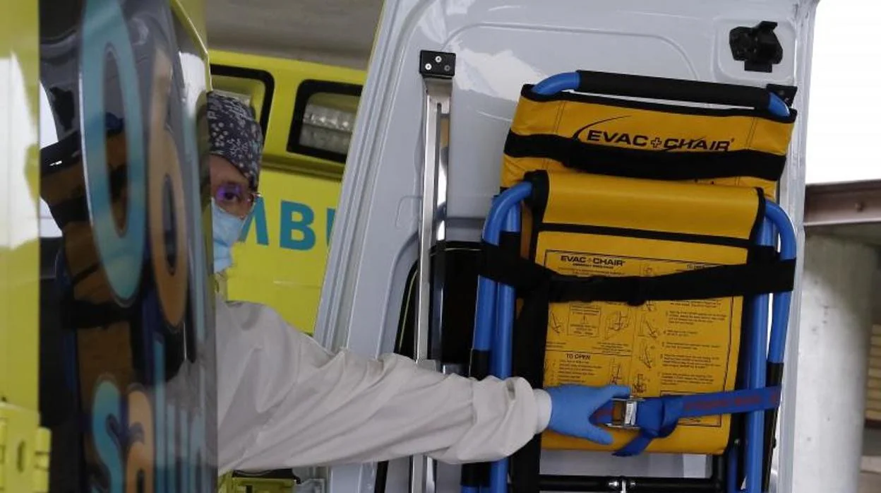 Una sanitaria asoma desde el interior de una ambulancia del Servicio Aragonés de Salud