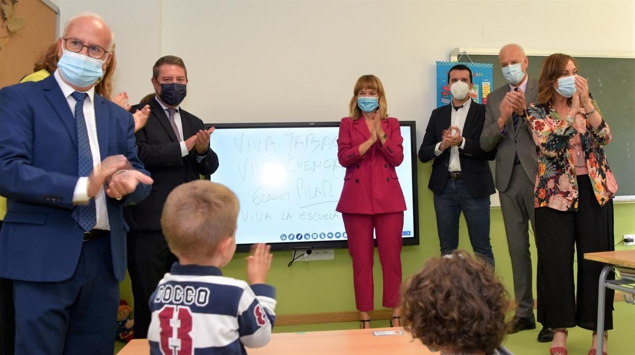 La ministra de Educación y Formación Profesional, Pilar Alegría, ha presidido la inauguración de la escuela rural junto con el presidente de Castilla-La Mancha, Emiliano García-Page