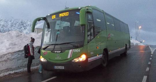 Excursionistas tomando el autobús en la sierra