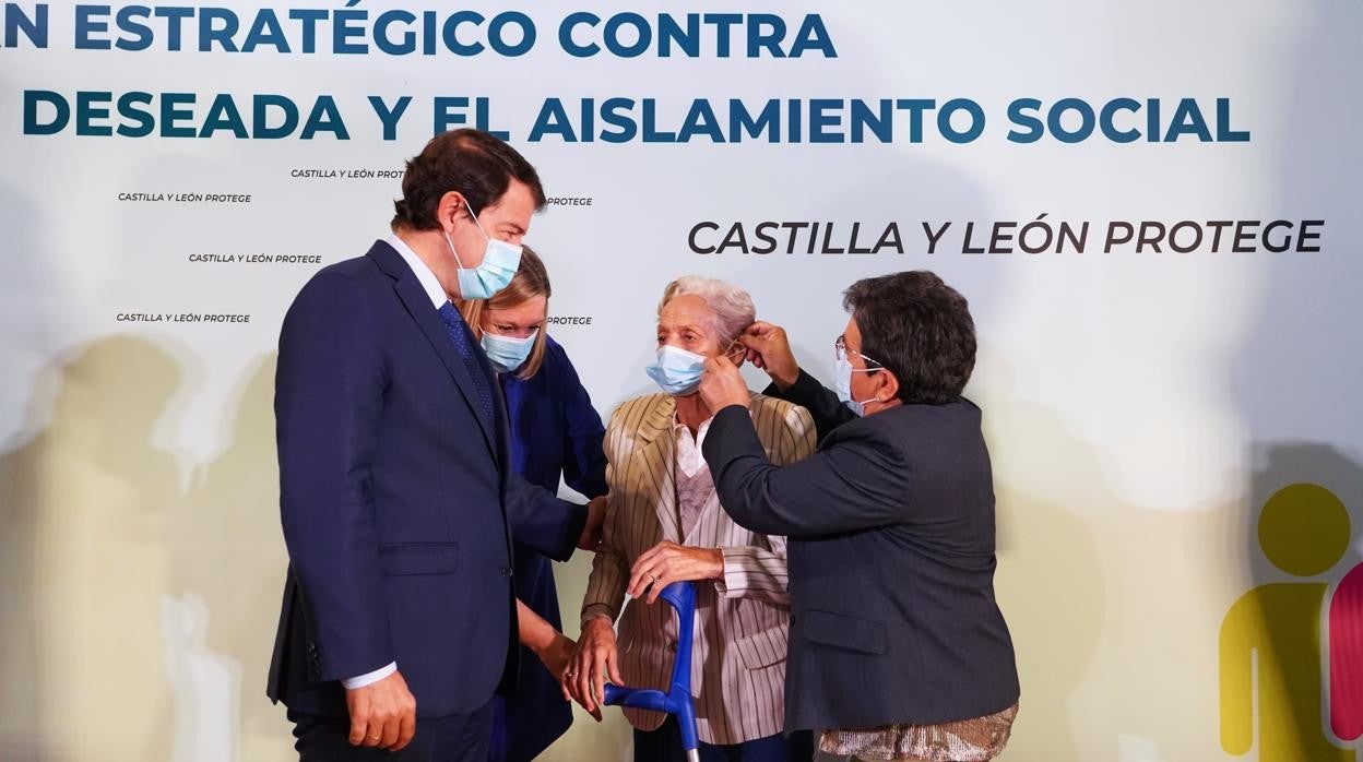 Alfonso Fernández Mañueo e Isabel Blanco, junto a una de las personas mayores que ha intervenido en la presentación del programa