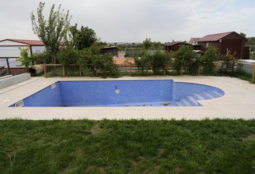 Piscina de obra, en el interior de otra de las viviendas