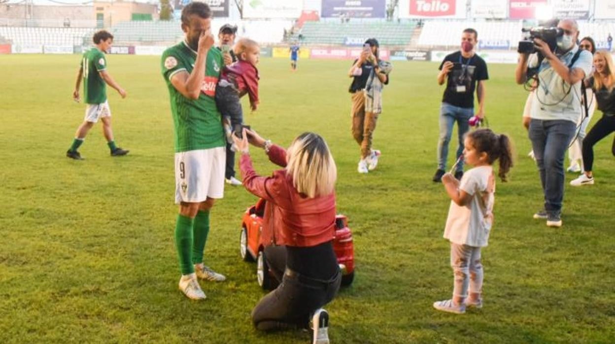 Rubén Moreno, muy emocionado, con su novia Claudia de rodillas y acompañados de sus hijos