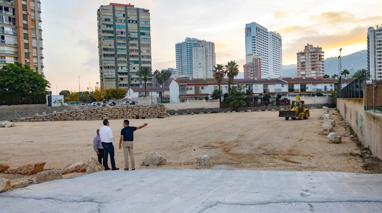 El alcalde Toni Pérez visita la parcela donde se construirá el aparcamiento