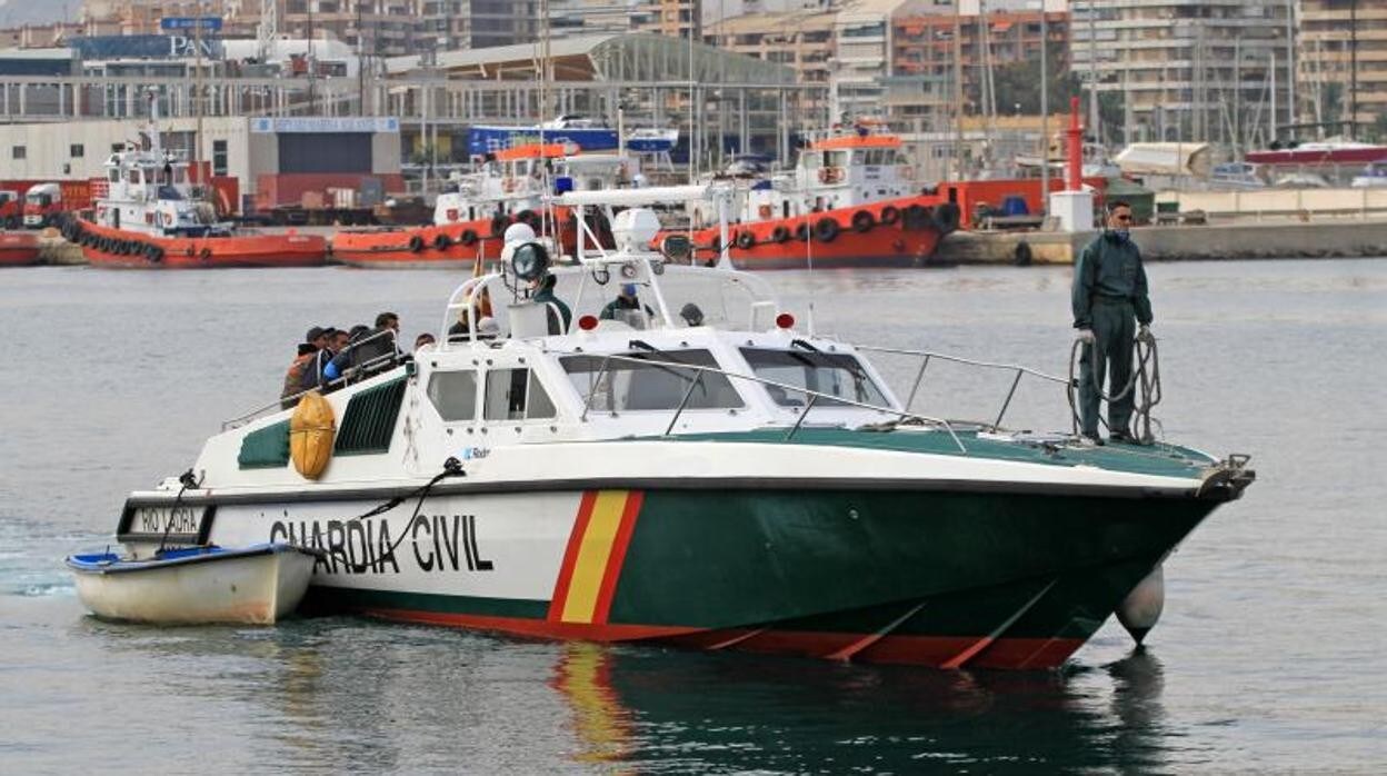 La Guardia Civil arrastra una patera en el Puerto de Alicante