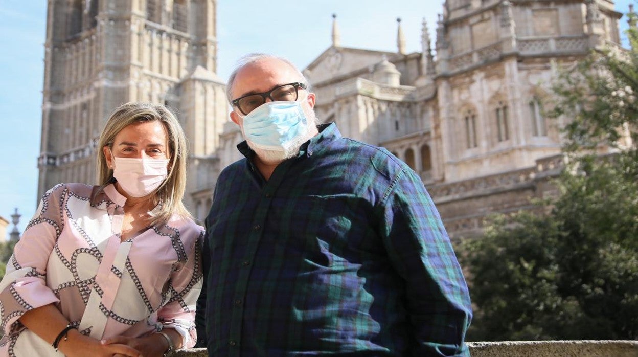 La alcaldesa de Toledo, Milagros Tolón, junto al cineasta con la catedral primada al fondo