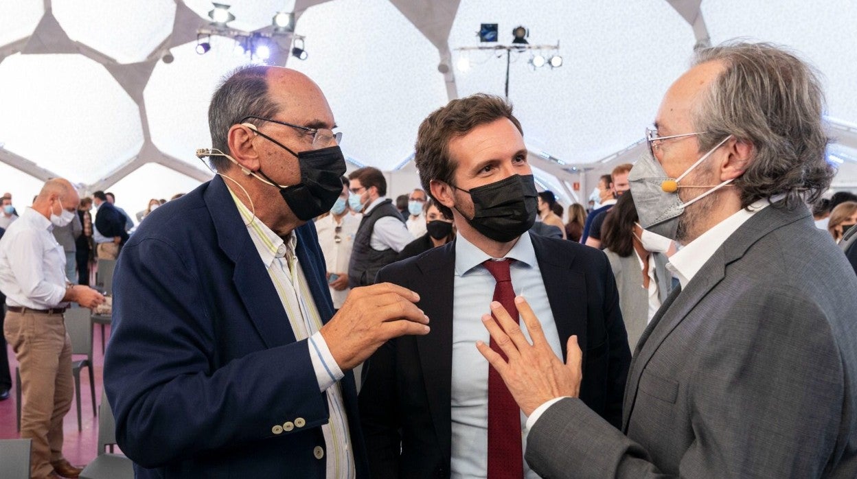 Pablo Casado, entre Alejo Vidal-Quadras y Juan Carlos Girauta, en la convención nacional del PP en Valladolid