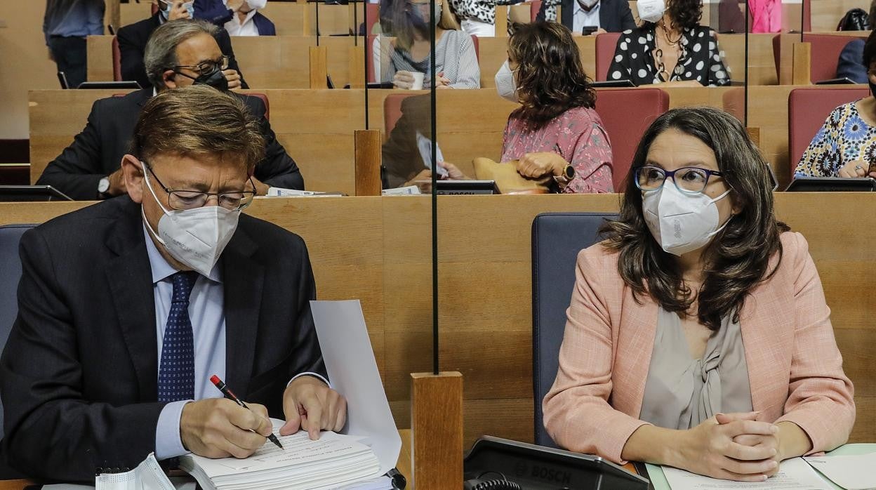 Imagen del presidente de la Generalitat, Ximo Puig, junto a la vicepresidenta, Mónica Oltra, este lunes durante el Debate Política General en las Cortes Valencianas