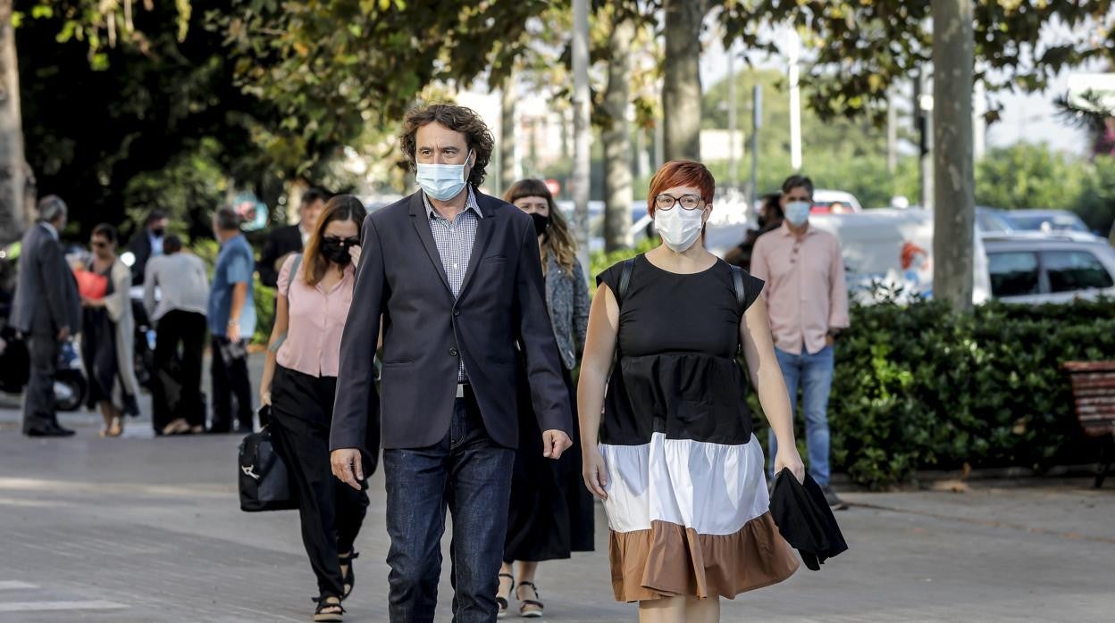 Imagen del director general de Política Lingüística, Rubén Trenzano, a su entrada en la Ciudad de la Justicia de Valencia