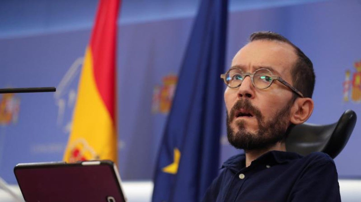 El portavoz de Unidas Podemos en el Congreso, Pablo Echenique, ofrece una rueda de prensa a su salida de la Junta de Portavoces