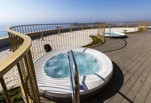 Los jacuzzi situados en la terraza superior, el punto más alto de toda la construcción a casi 200 metros