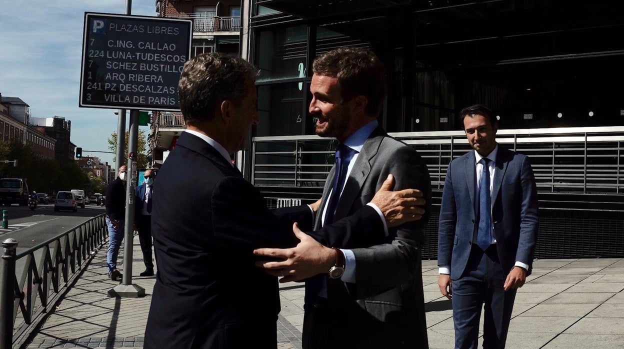 Pablo Casado saluda a Nicolas Sarkozy, a su llegada a la convención nacional del PP