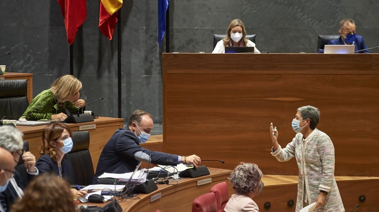 Ana Ansa de Geroa Bai responde a Cristina Ibarrola de Navarra Suma en el pleno del Parlamento de hoy.