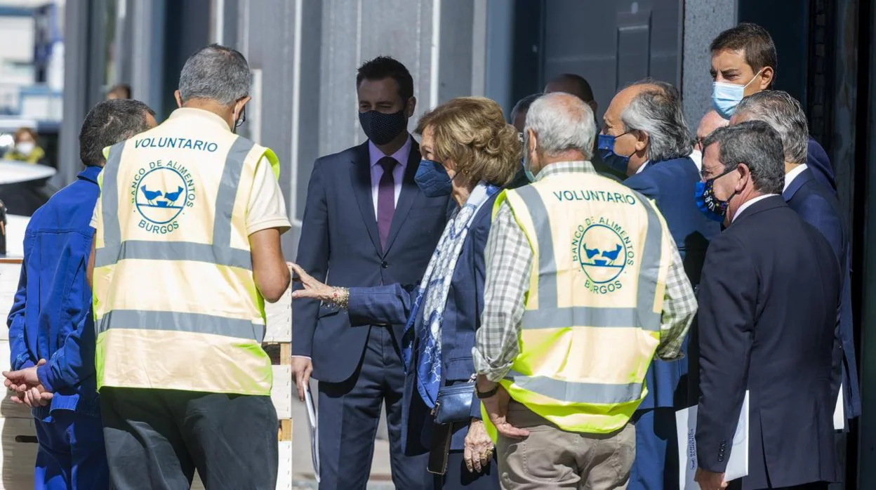 La Reina Sofía saluda a voluntarios y trabajadores del Banco de Alimentos de Burgos