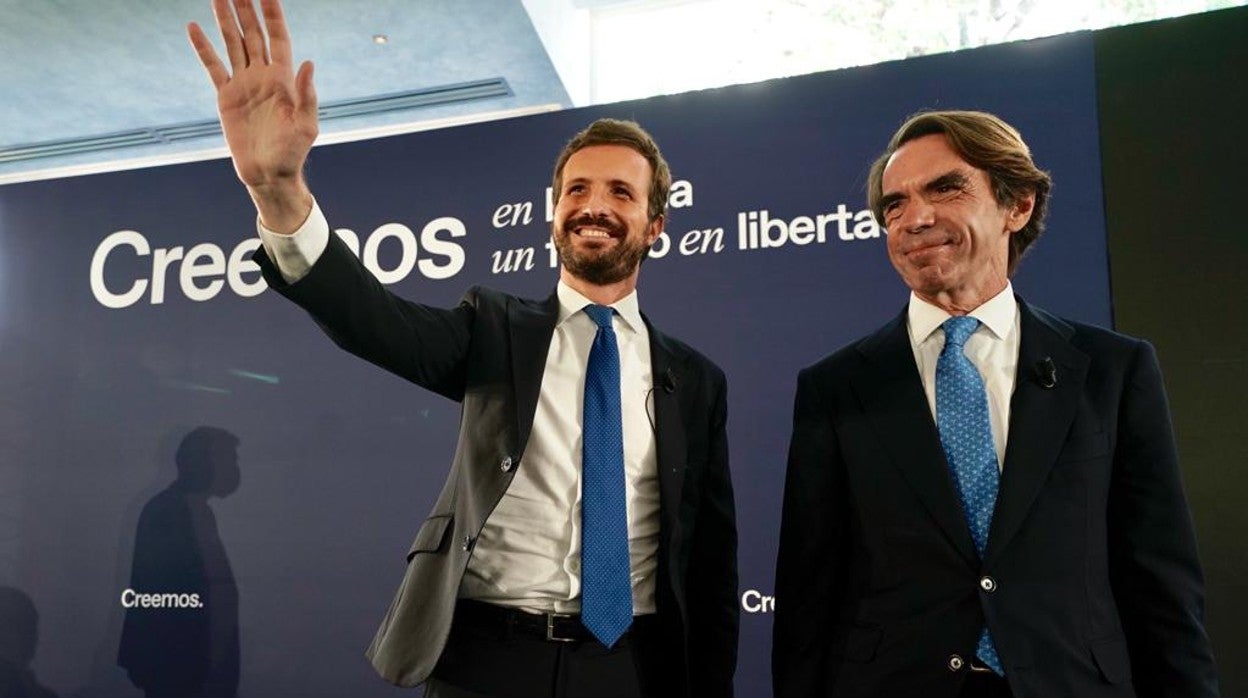 Pablo Casado y José María Aznar, en la convención nacional del PP, en Sevilla