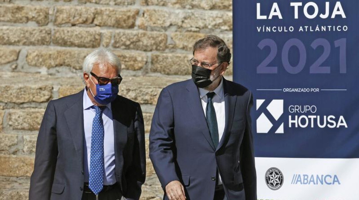 Los expresidentes del Gobierno Felipe González y Mariano Rajoy este jueves a su salida del Foro La Toja