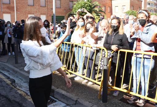 La Reina sa luda a un grupo de harenses, a su llegada al centro educativo