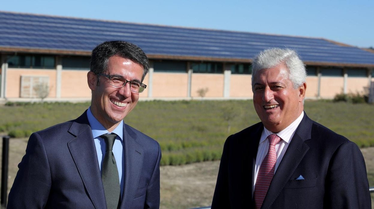 El director general de la bodega Abadía Retuerta y el director comercial de Iberdrola en Castilla y León