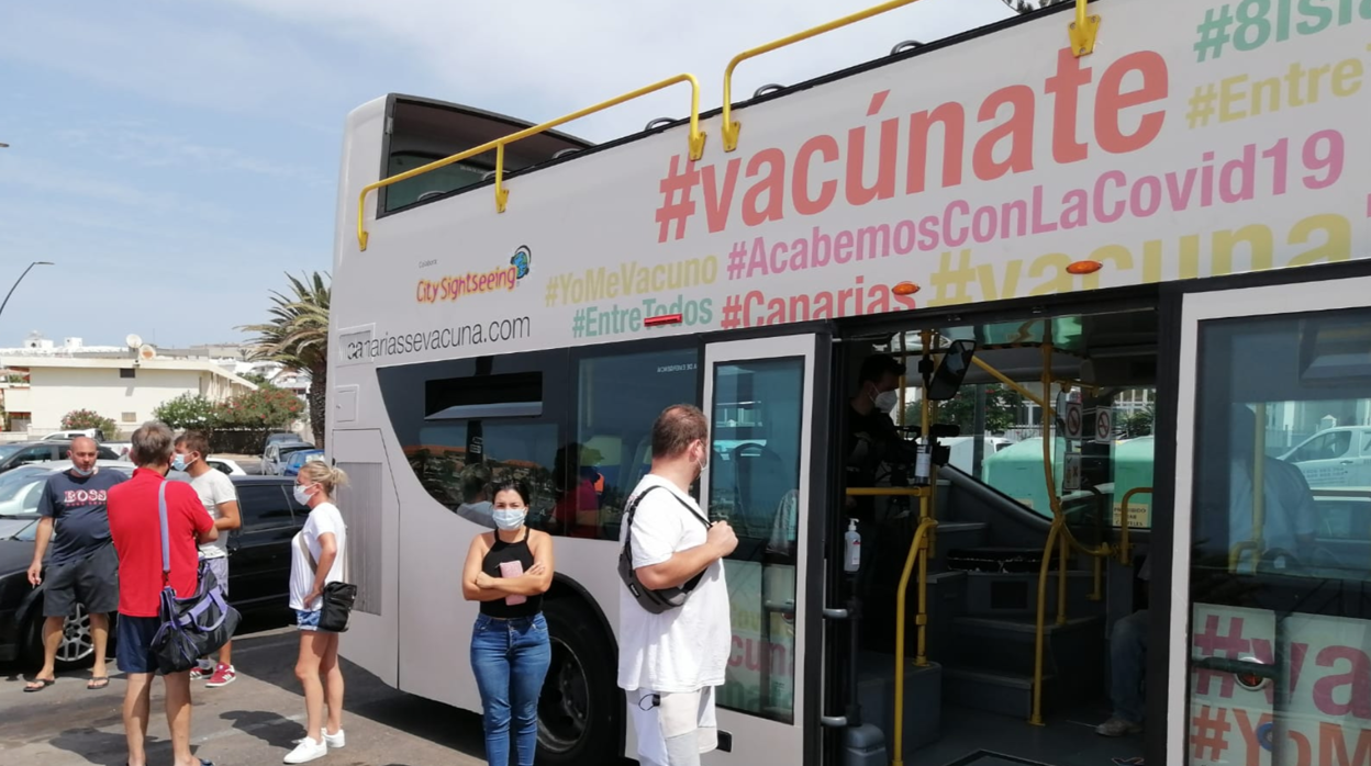 La vacuguagua en playa de Las Vistas (Arona)