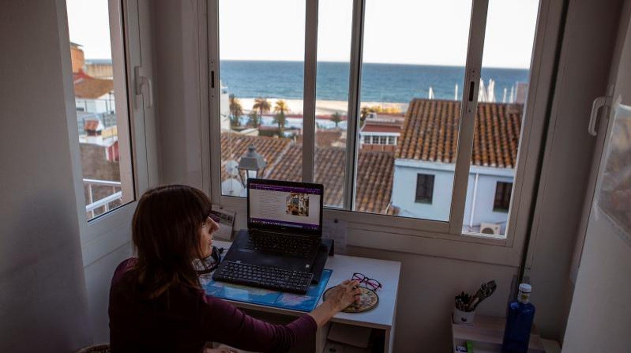 Una empleada, teletrabajando durante el confinamiento de 2020