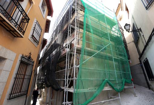 Edificio en reforma de la calle Plegadero, en Toledo