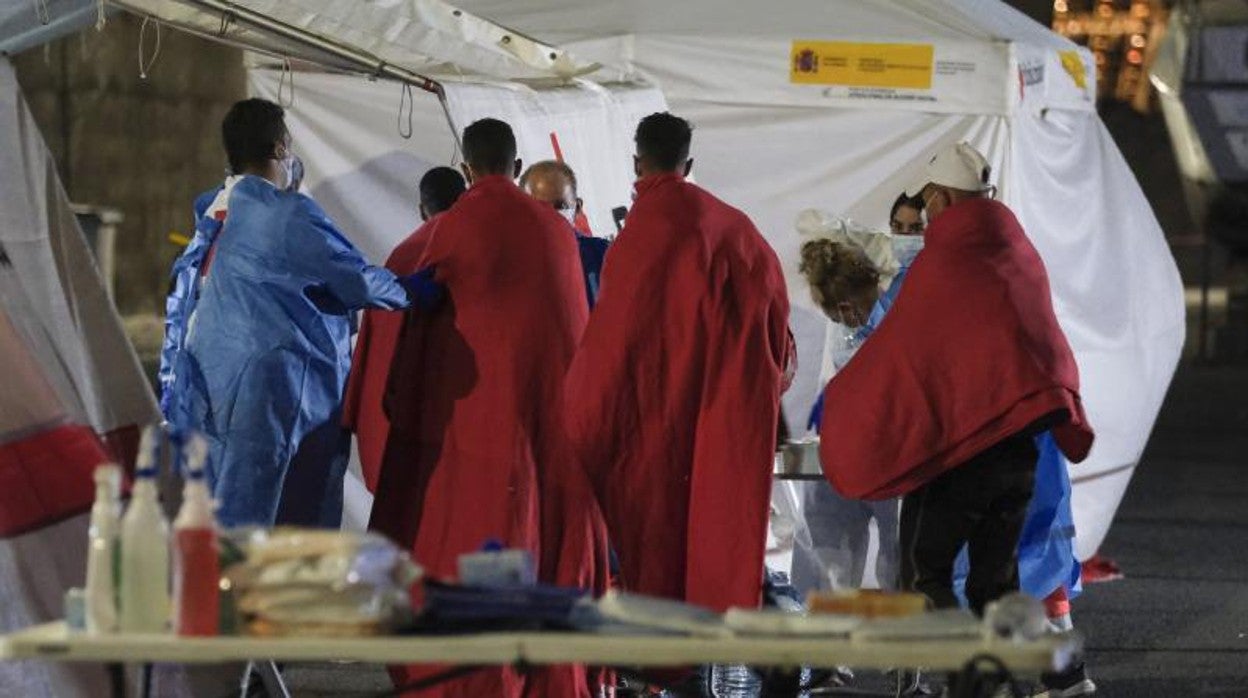 Inmigrantes rescatados hace una semana en el muelle de Arguineguín (Gran Canaria)