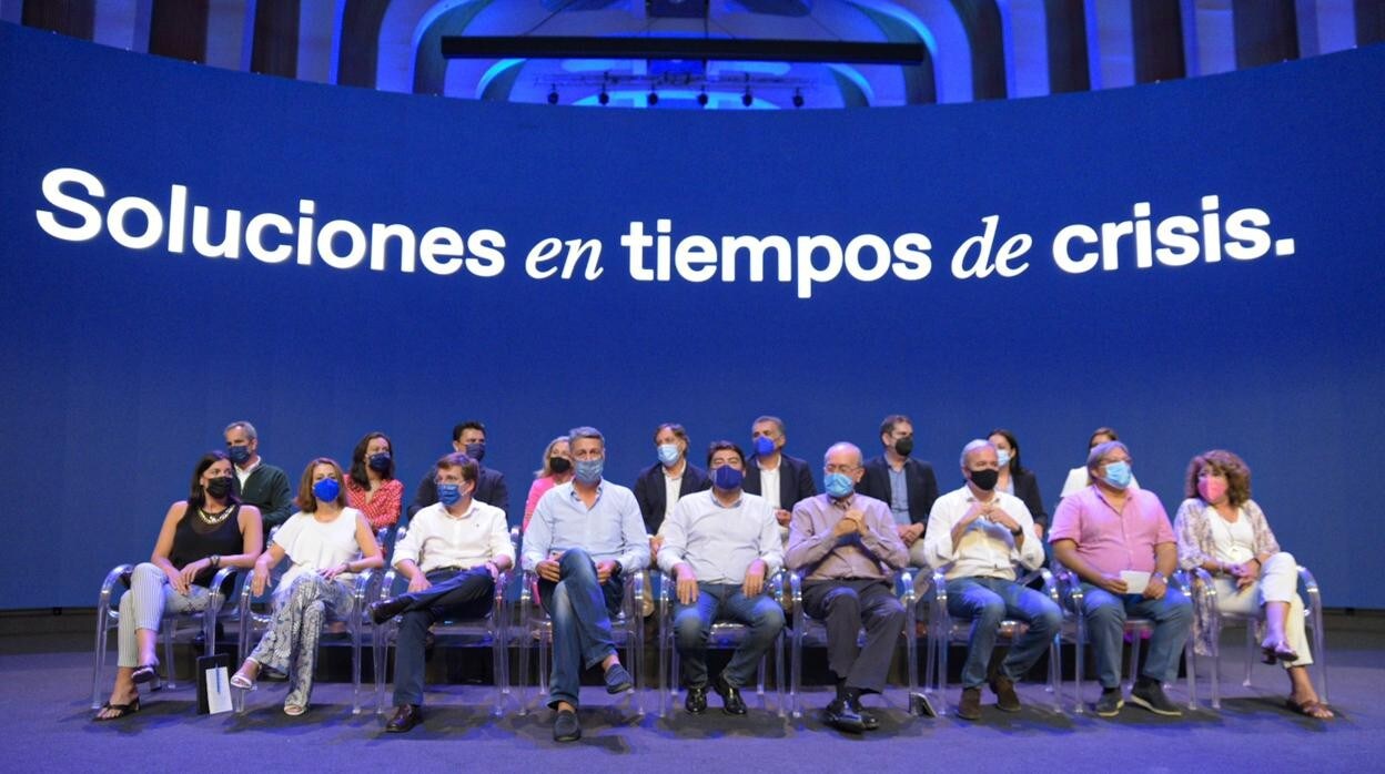 Imagen de los 17 alcaldes este sábado en la Convención Nacional del PP en Valencia
