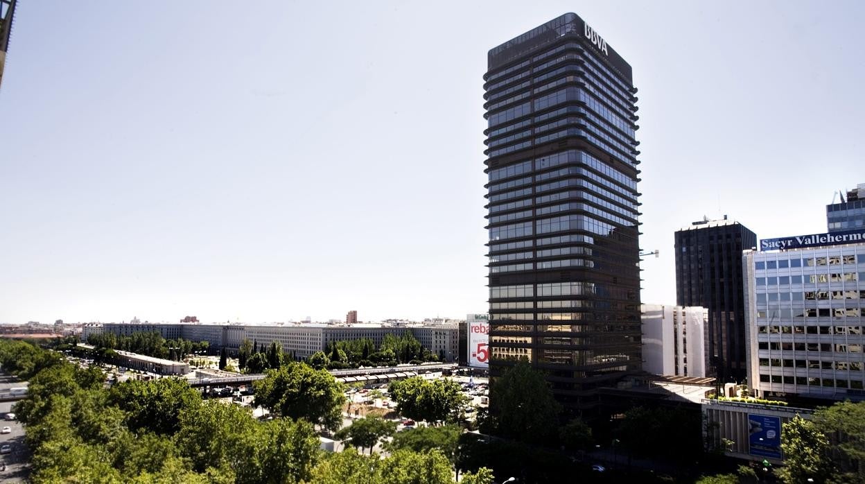 Vista del Paseo de la Castellana con los Nuevos Ministerios al fondo