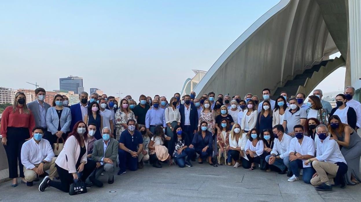 Foto de familia de la delegación del PPdeG en la convención nacional popular en Valencia