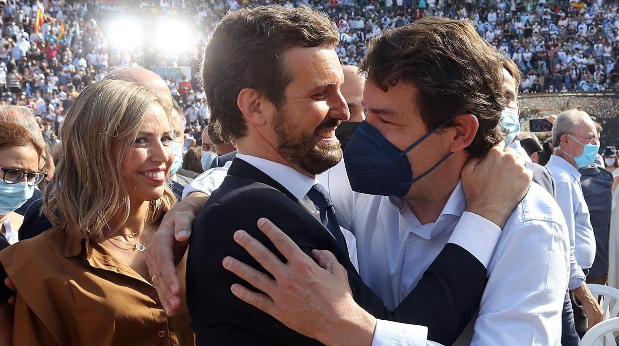 El presidente de la Junta, Alfonso Fernández Mañueco, saluda al líder del PP, Pablo Casado, en la clausura de la convención del partido