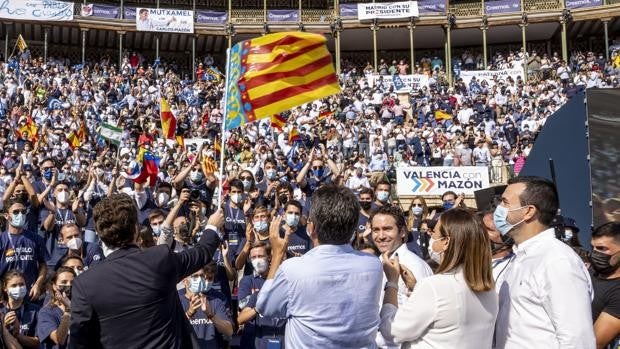 El PP sale por la puerta grande de la Plaza de Toros de Valencia seis años después