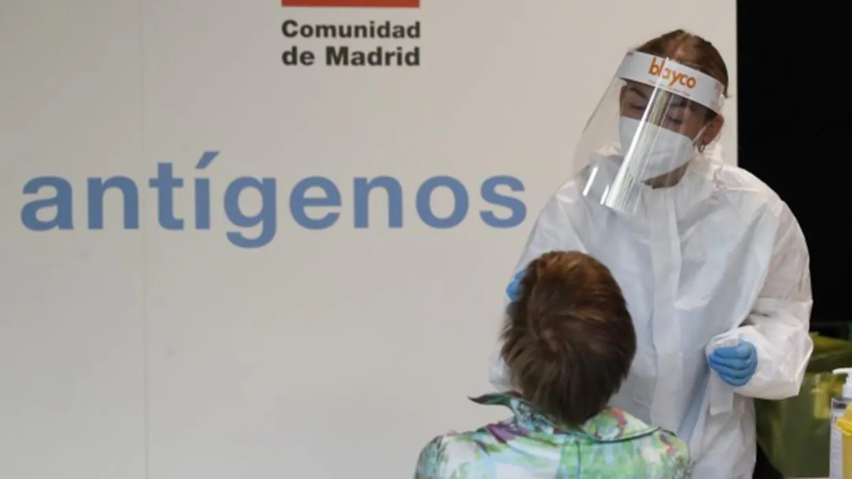 Un sanitario realiza una prueba de antígenos en el Wizink Center de Madrid