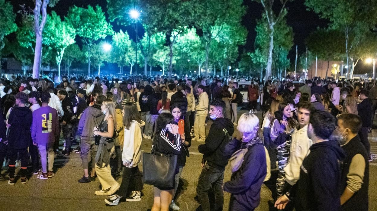 Jóvenes en las fiestas de Las Rozas, la madrugada del sábado