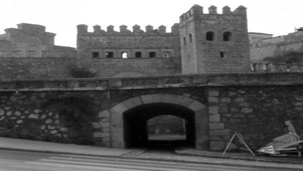 La histórica y relegada puerta de Alfonso VI