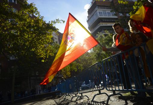 Un ciudadano con la bandera de España, antes del desfile del pasado año