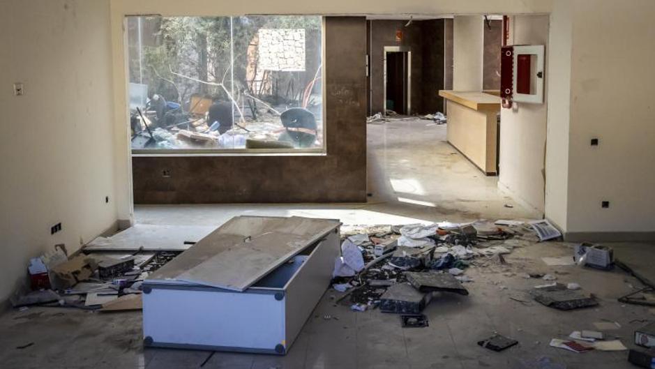 Unos vándalos queman el mobiliario de un edificio abandonado por la Generalitat en Alicante