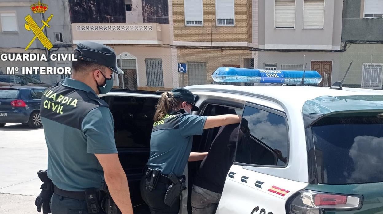 Imagen de los agentes de la Guardia Civiil durante la detención en Valencia de una de las personas implicadas