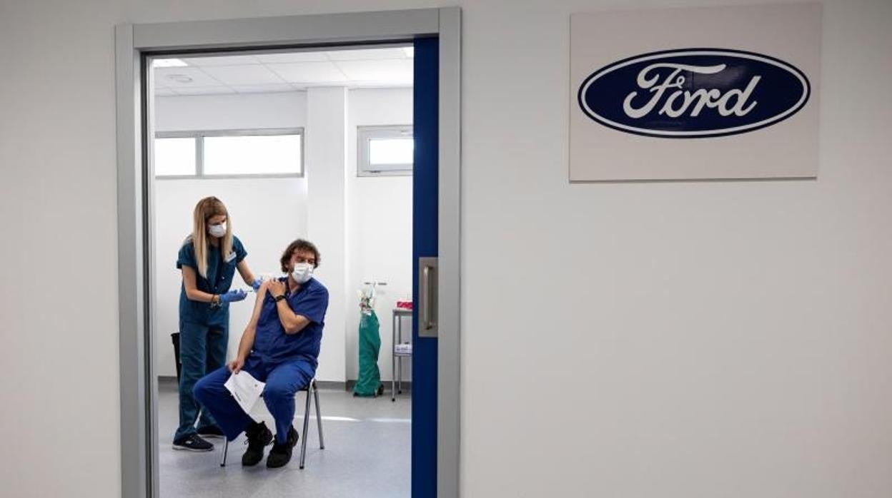 Un trabajador de Ford en Almussafes recibe la vacuna contra el coronavirus