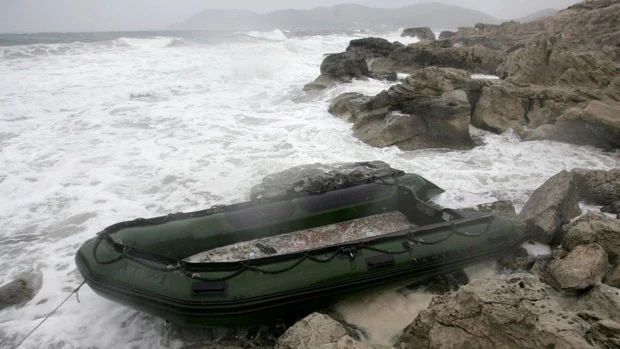 Rescatan a 14 personas en aguas de Cabrera