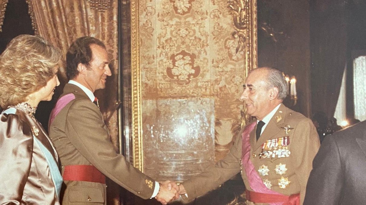 Emilio Alfonso Manglano saluda a los Reyes de España en una recepeción