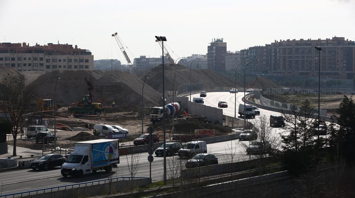 Vistas de la M-30 a su paso por la ubicación del antiguo estadio Vicente Calderón