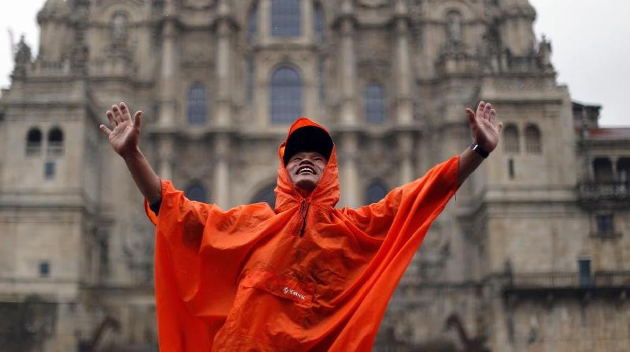 Peregrino llega a la Plaza del Obradoiro. Imagen de archivo