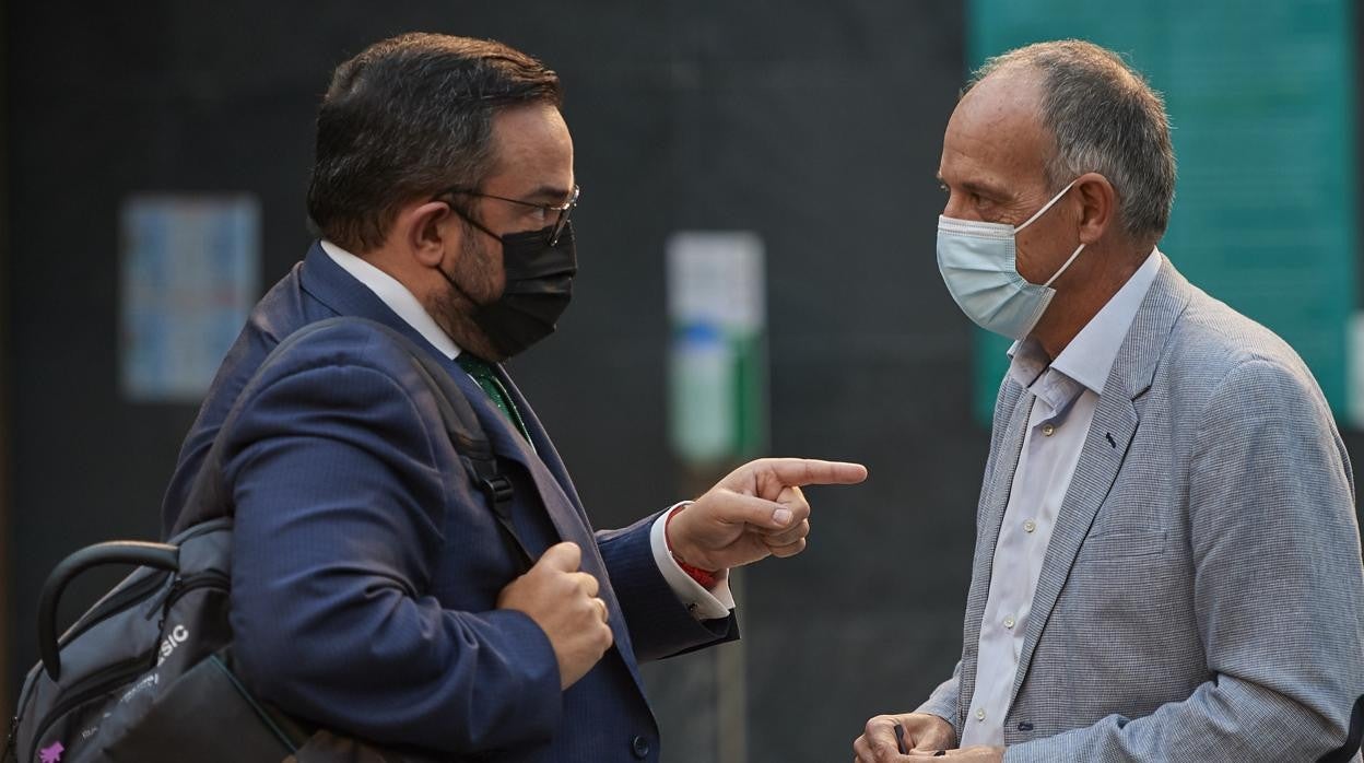 El vicepresidente del Gobierno socialista, Javier Remírez, conversa con Adolfo Araiz de EH Bildu.