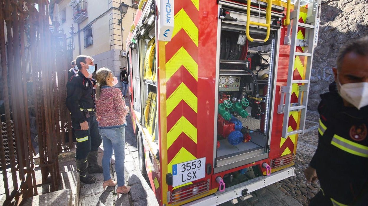 El nuevo camión fue presentado en el Cristo de la Luz, una zona «a la que nunca antes había podido acceder un camión de bomberos»