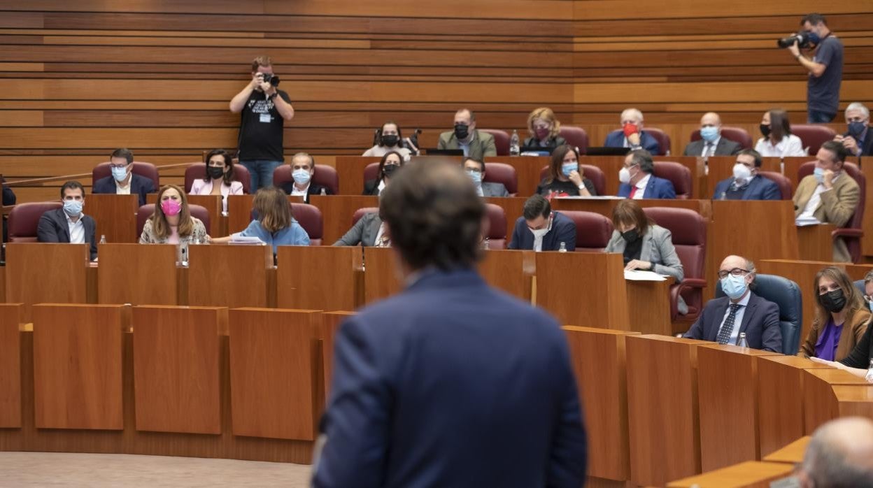 Mañueco interviene durante la sesión plenaria.