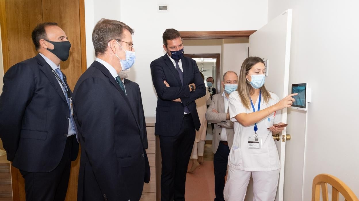 Núñez Feijóo, durante la visita a la residencia piloto de A Estrada, este miércoles