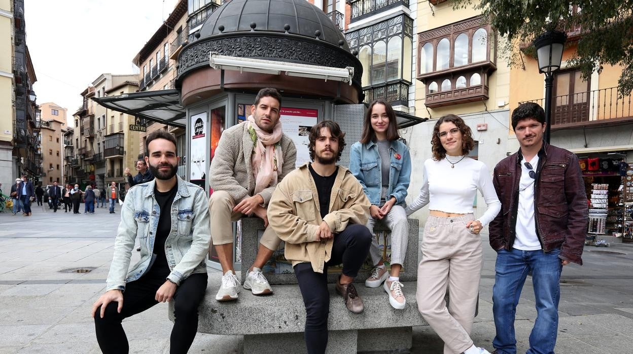 Los poetas Fran Navarro Prieto, María Domínguez, Javier Calderón y Cristina Angélica, con José Julián Uceta, director del festival, a la izquierda //